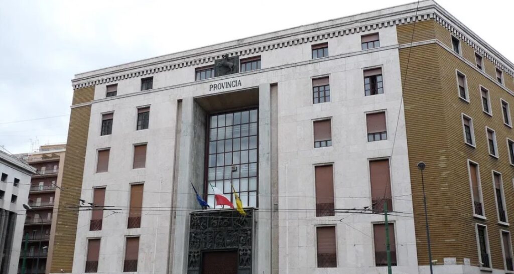 Corruzione e falso ideologico, misure cautelari per dirigente della Città Metropolitana e due imprenditrici