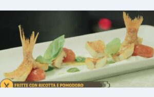 Triglie fritte con ricotta e pomodorino, la ricetta di Antonino Cannavacciuolo