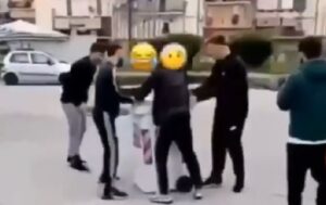 Scampia, giovane bullizzato e gettato in un bidone della spazzatura