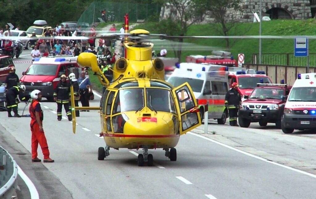 Tornavano dal viaggio di nozze, 32enne ha un malore in auto e muore