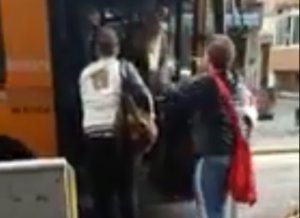 Anm, non riescono a entrare nel bus: giovani prendono a calci il pullman