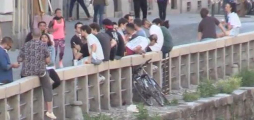 Fase 2, caos ai Navigli di Milano, folla di gente a fare l'aperitivo come se tutto fosse finito