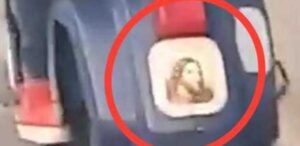 Napoli, in vespa con l'immagine della Madonna al posto della targa