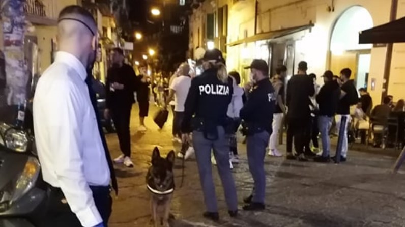 Movida a Napoli, due pesi e due misure, "assedio" delle forze dell'ordine a Chiaia