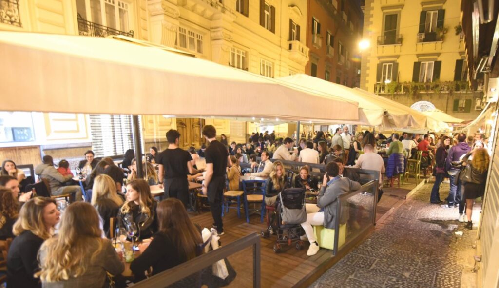 Movida Napoli, in attesa della nuova ordinanza il sindaco proroga la vecchia