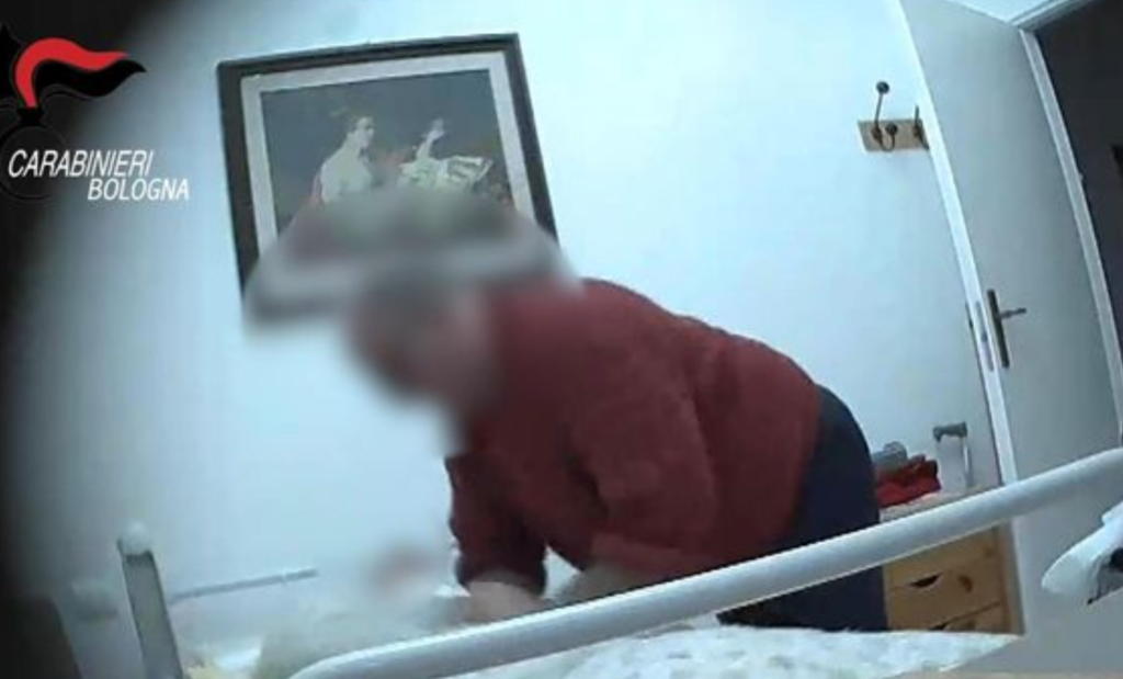 Supermamma denunciata per maltrattamenti su minori, le accuse a Le Iene