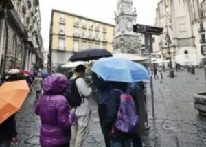Meteo Napoli, niente più sole arrivano piogge e temporali