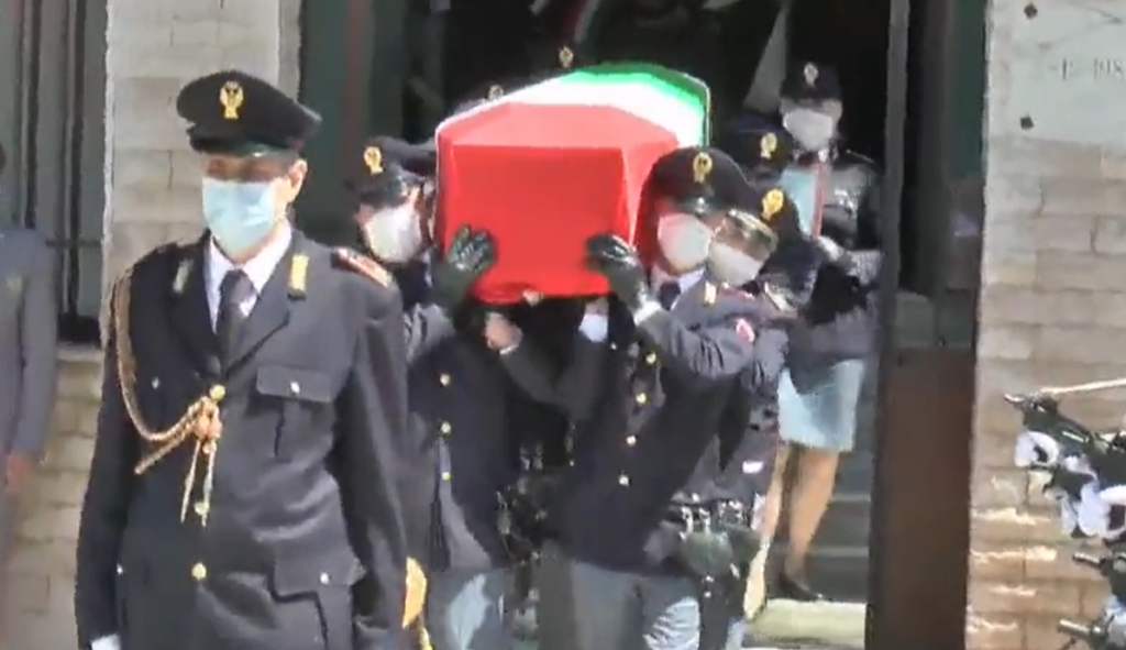 Funerali Pasquale Apicella, il messaggio del prete: "Manca l'amore per il prossimo in quest'umanità"