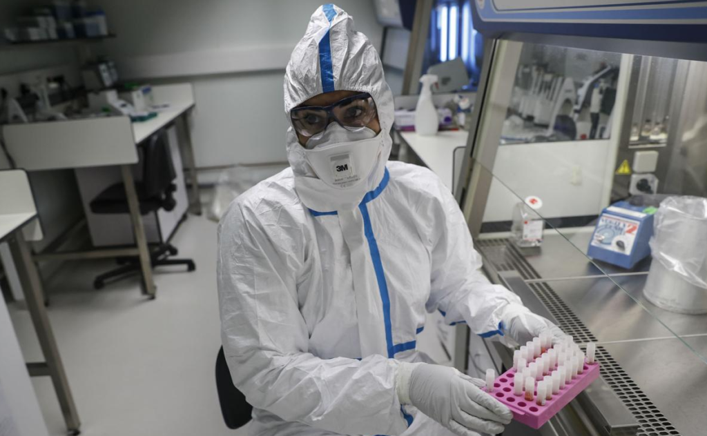 Scoperto enzima cruciale per la moltiplicazione del Covid-19: lo studio dalla Cina