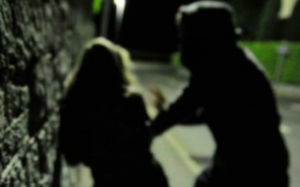 Follia in provincia, avvicina una donna, si denuda e le tocca il seno: arrestato