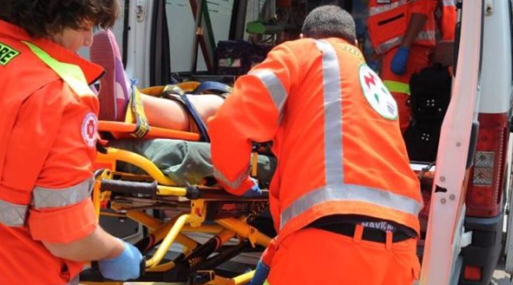 Mondragone, donna si getta dall'auto per fuggire alla violenza del marito: arrestato