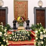 Funerali di Paolo Villaggio, cerimonia laica e poi il ritorno a Genova