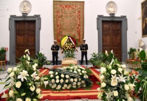 Funerali di Paolo Villaggio, cerimonia laica e poi il ritorno a Genova