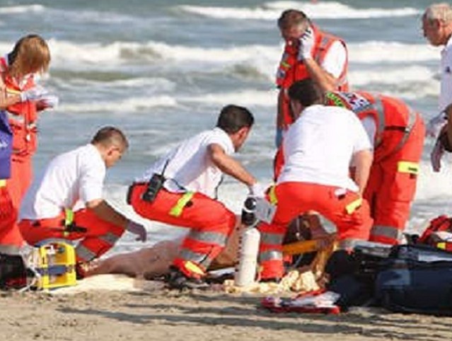 Tragedia sfiorata in mare, bimbo di Casoria si sente male in acqua, salvato da un medico