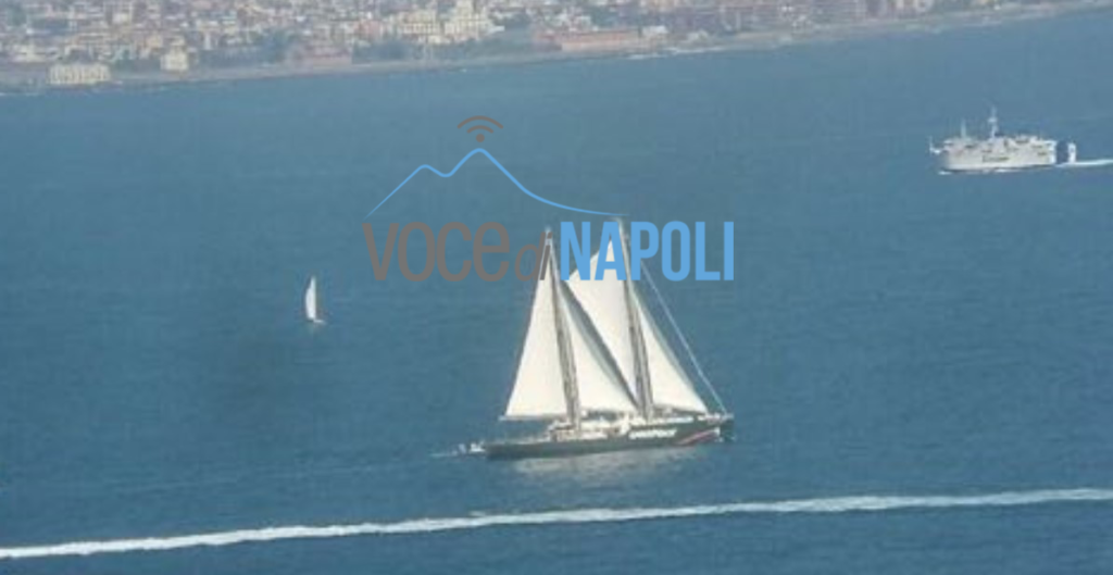 La Rainbow Warrior di Greenpaece arriva nel Golfo di Napoli