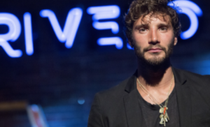 Stefano De Martino guarda il mare, il messaggio di una ragazza: "Smettila di mandarmi messaggi"