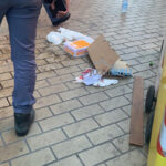 Paura in via Manzoni, lastra di legno cade da balcone e colpisce il parcheggiatore del supermercato