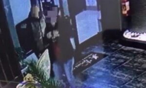 Vanno in un ristorante di sushi in provincia, scappano senza pagare: proprietario si vendica