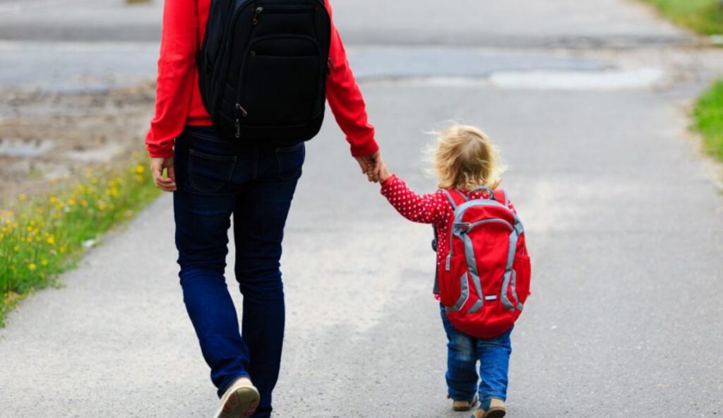 Paura in provincia, mamma accompagna figli a scuola e sparisce: l'appello del marito