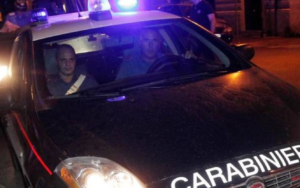 Lite furiosa tra coinquilini a Pomigliano d'Arco, 20enne ferito gravemente alla gola