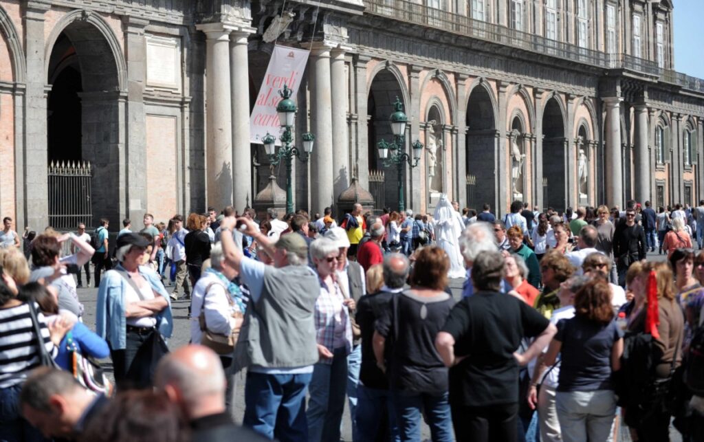Napoli a Ferragosto, è boom di turisti in città: strade colme di gente