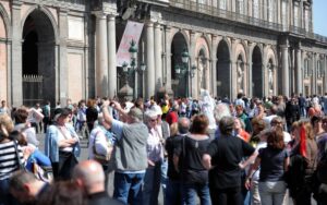 Napoli a Ferragosto, è boom di turisti in città: strade colme di gente