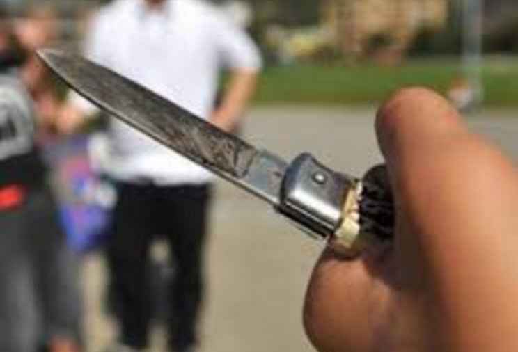 Napoli, minore aggredito e ferito in una rapina