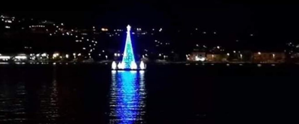 Si accende a Bacoli lo spettacolare albero di Natale sul lago di Miseno