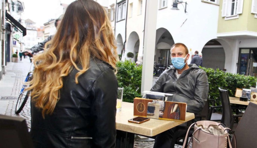 Cosa cambia dal 18 maggio, possibile stop autocertificazione e ok all'incontro tra amici