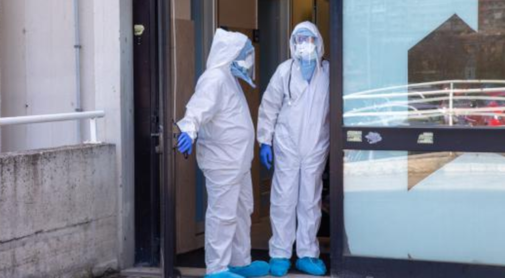 Coronavirus: morta donna di 80 anni a Caserta Era ricoverata in centro dove risultato positivo un medico (ANSA) - Caserta, 8 MAR - Una donna di circa 80 anni e' morta all'ospedale di Caserta nella mattinata di ieri: in serata e' arrivata la notizia della positivita' del tampone effettuato post mortem. La donna era da giorni monitorata dopo che era emerso il caso di un medico di Santa Maria Capua Vetere, ultrasettantenne risultato positivo. Entrambi erano ricoverati in una clinica di riabilitazione nel Casertano. Tutto il personale sanitario era stato messo in quarantena dopo la positivita' dell'uomo e l'Asl sta monitorando con particolare attenzione la catena di contatti delle persone coinvolte. Attualmente, tra Caserta e provincia sono 16 le persone contagiate a cui si aggiungono l'80enne deceduta ieri e l'uomo di 46 anni di Mondragone morto alcuni giorni fa e che soffriva di patologie pregresse.