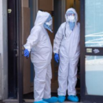 Coronavirus: morta donna di 80 anni a Caserta Era ricoverata in centro dove risultato positivo un medico (ANSA) - Caserta, 8 MAR - Una donna di circa 80 anni e' morta all'ospedale di Caserta nella mattinata di ieri: in serata e' arrivata la notizia della positivita' del tampone effettuato post mortem. La donna era da giorni monitorata dopo che era emerso il caso di un medico di Santa Maria Capua Vetere, ultrasettantenne risultato positivo. Entrambi erano ricoverati in una clinica di riabilitazione nel Casertano. Tutto il personale sanitario era stato messo in quarantena dopo la positivita' dell'uomo e l'Asl sta monitorando con particolare attenzione la catena di contatti delle persone coinvolte. Attualmente, tra Caserta e provincia sono 16 le persone contagiate a cui si aggiungono l'80enne deceduta ieri e l'uomo di 46 anni di Mondragone morto alcuni giorni fa e che soffriva di patologie pregresse.