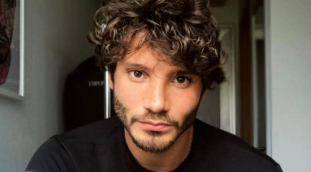 Stefano De Martino pronto a cominciare l'Isola dei Famosi: "So di aver creato dispiaceri nella vita"