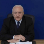 Coronavirus, De Luca firma l'ordinanza: riparte cibo d'asporto e aprono librerie e cartolerie