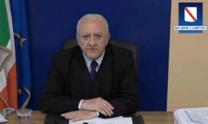 Coronavirus, De Luca firma l'ordinanza: riparte cibo d'asporto e aprono librerie e cartolerie