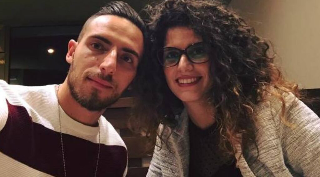 L’ha fatto scrivendolo sulla neve. Eravamo in vacanza in Alto Adige. Lo ha scritto e poi ha tirato fuori da un taschino questo (mostra l’anello diamante che porta al dito). Lo teneva in alto con i guantoni infilati, a momenti lo fa cascare in mezzo alla neve... È stato un giorno di felicità assoluta. Stefano è sempre qui, accanto a me»