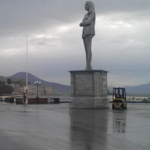 Spunta una statua sul lungomare di Napoli, dietro il mistero c'è una pubblicità Spunta una statua sul lungomare di Napoli, dietro il mistero c'è una pubblicità