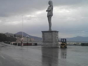 Spunta una statua sul lungomare di Napoli, dietro il mistero c'è una pubblicità Spunta una statua sul lungomare di Napoli, dietro il mistero c'è una pubblicità
