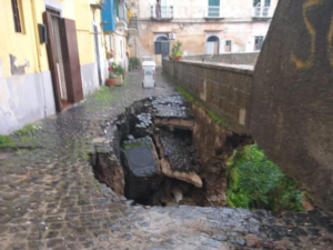 Maltempo a Napoli, strada sprofonda: 19 persone sfollate