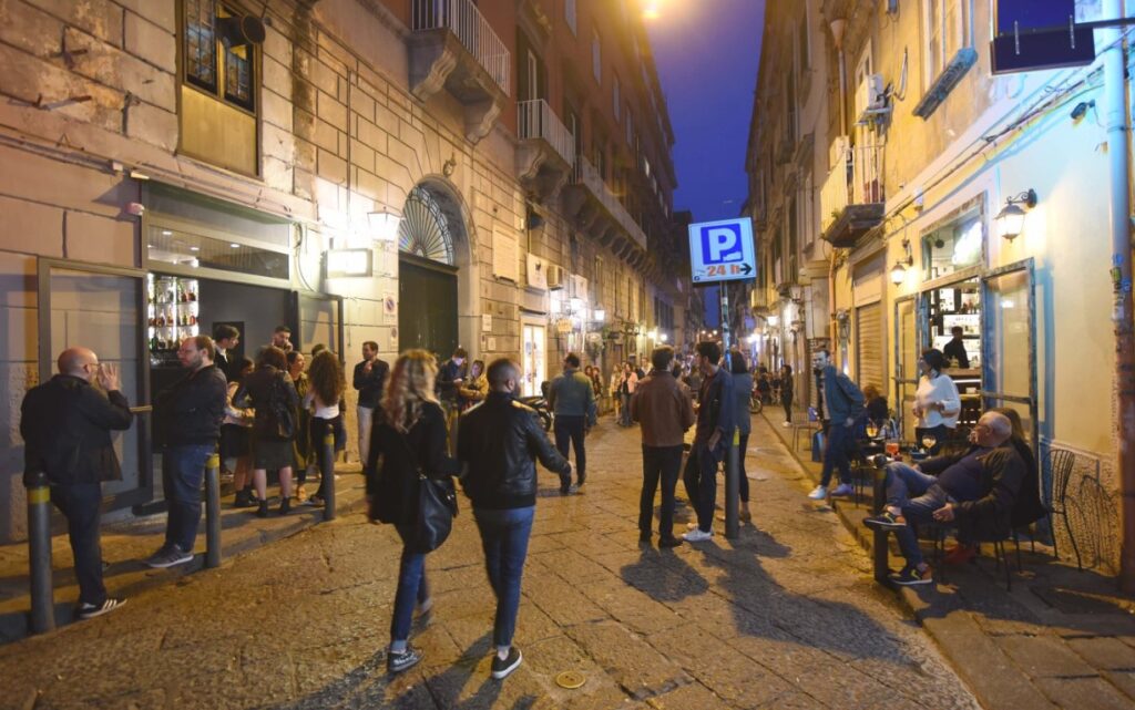 I baretti di Chiaia replicano: "Chiediamo più sicurezza, il nostro impegno per eventi culturali e soldiali"