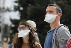 Il Coronavirus non ferma l'amore nel Napoletano, promessi sposi con le mascherine