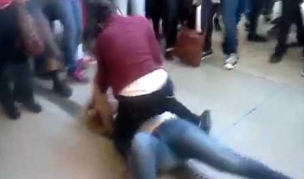 Follia a Qualiano, picchia l'amante del marito: arrestata