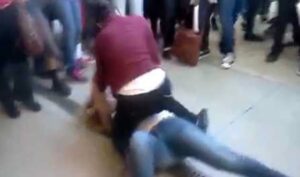 Follia a Qualiano, picchia l'amante del marito: arrestata