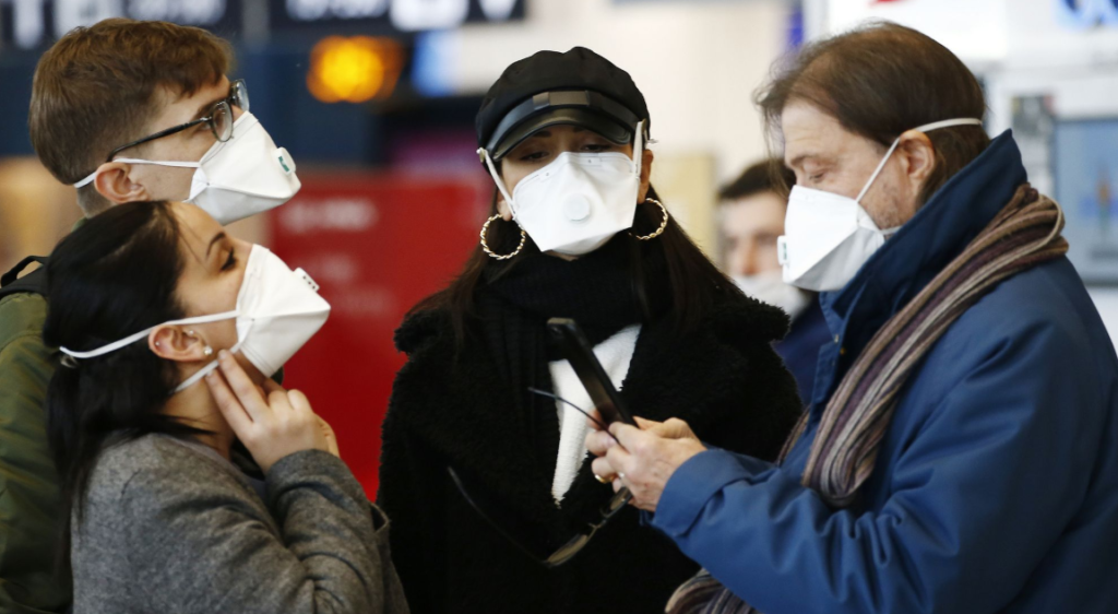 Nell'ordinanza i sindaci sottolineano l'elevato volume di arrivi turistici sull'isola anche nel periodo invernale, e le difficolta' che comporterebbe dover fronteggiare casi di contagio in un territorio come quello ischitano, che dispone di un solo ospedale ed e' svantaggiato dal punto di vista dei collegamenti. Il divieto di accesso temporaneo, secondo quanto scrivono i sindaci, dovrebbe essere fatto rispettare da "polizia municipale e forza pubblica", mentre "le competenti autorita' sanitarie locali" dovrebbero realizzare "presidi sanitari prima degli imbarchi per l'isola". Al momento non e' ancora chiaro pero' come possa avvenire il 'filtro' sulla terraferma, poiche' agli imbarchi sono tenuti a presentare un documento di identita' solo i residenti ischitani che vogliano fruire delle agevolazioni tariffarie in vigore