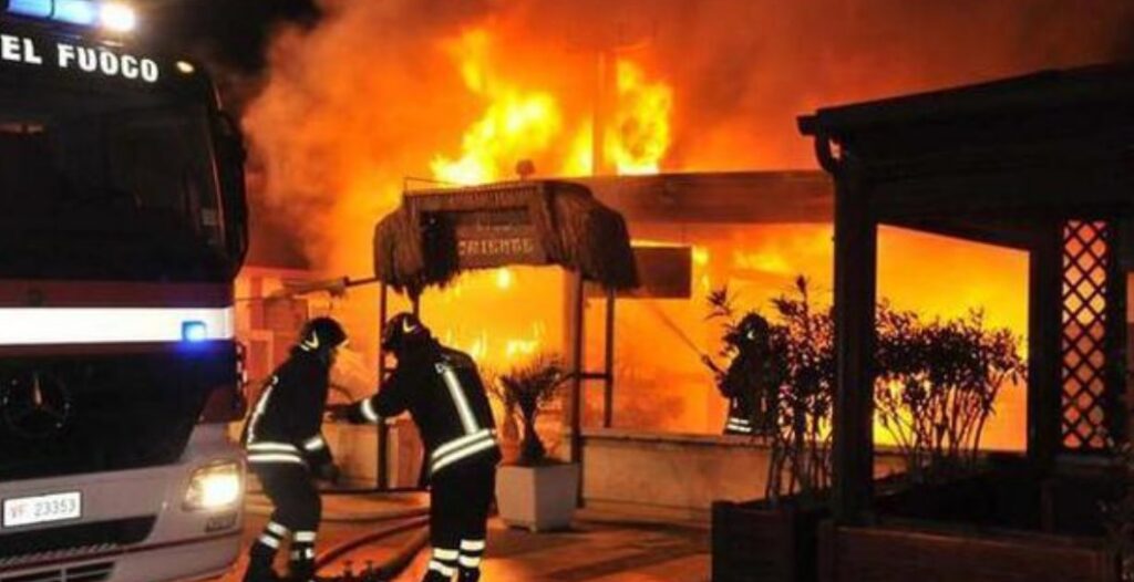 Entrano in un bar, cacciano i clienti e danno fuoco al locale