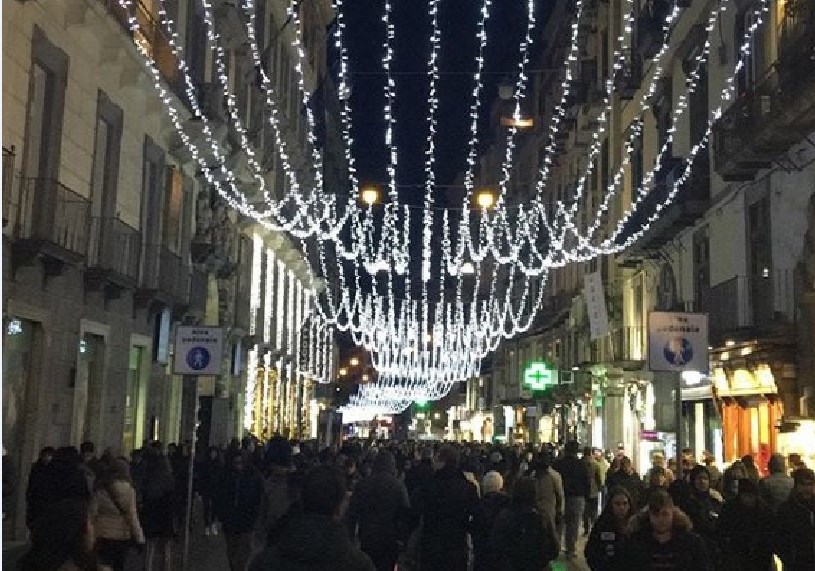 Panico a via Toledo, spari tra la folla: motorino si ferma e genera il caos