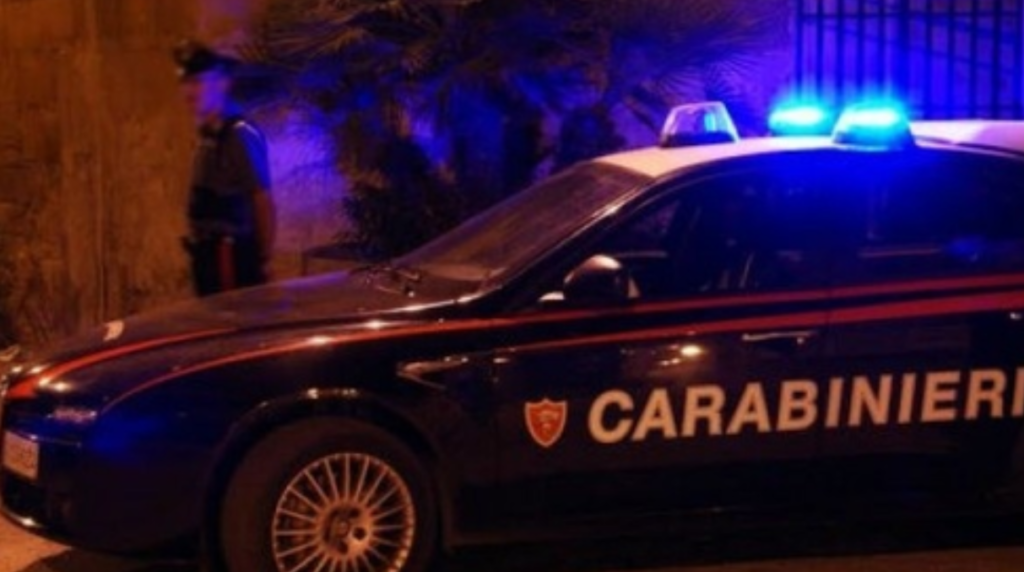 Violenta lite tra in famiglia, accoltella il fratello poi torna a casa e si ubriaca: arrestato