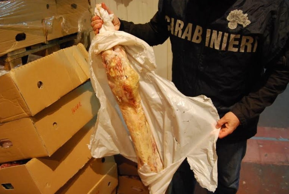Blitz del Nas in una macelleria del Nolano, sequestrati prodotti carnei
