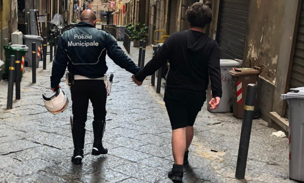 Napoli, minore affetto da autismo si perde in strada, i vigili lo riaccompagnano a casa: la foto è virale