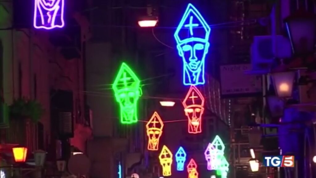Chiaia si illumina con i disegni di luce di Lello Esposito, dal Vesuvio a San Gennaro: Natale con i simboli di Napoli