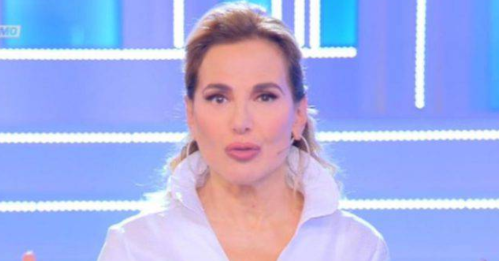 Barbara D'Urso si infuria in diretta televisiva: "Mandatemi subito i video, voglio farli neri"